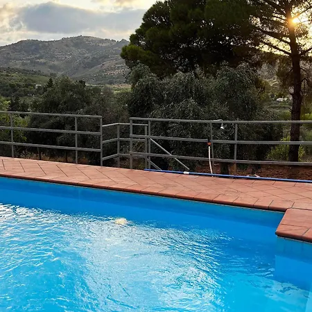 Con Piscina بيت للعطل *